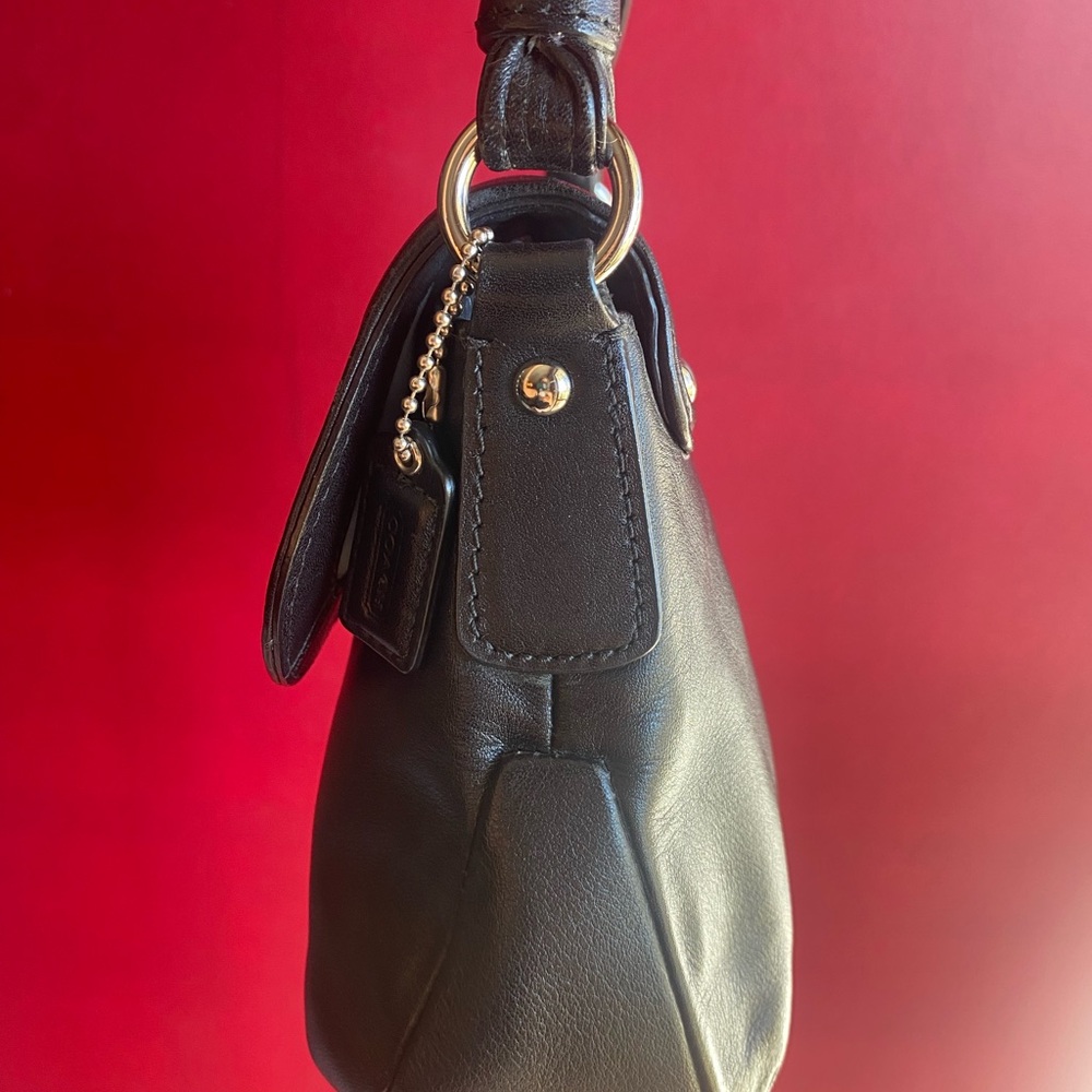 Elegant Coach Black Leather Shoulder/handle Bag with unique silver label/closure - Picture 6 of 13